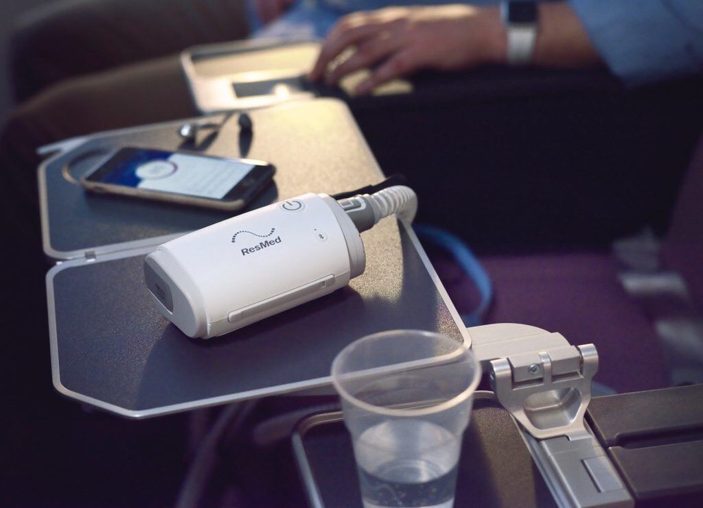 sleep-apnea-travel-cpap-airmini-on-airplane-tray-table-full-photo-1024x741